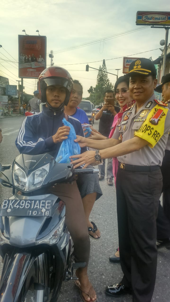 Jelang Buka Puasa, Polres Batubara Bagi 150 Bungkus Nasi