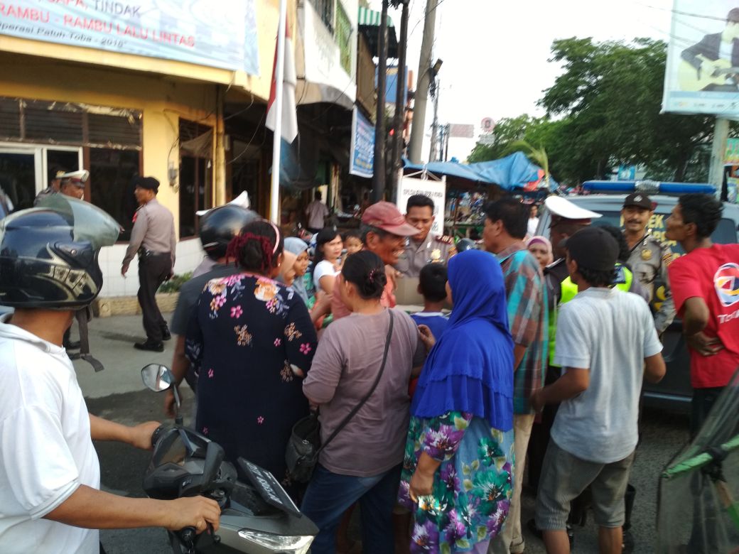Polsek Meda Area Berbagi Takjil Berbuka Puasa