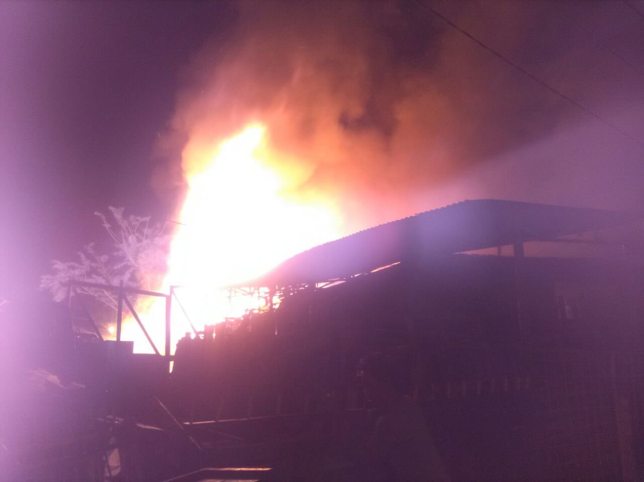 Lapak Penjual Kusen dan Tiga Unit Rumah ludes Terbakar