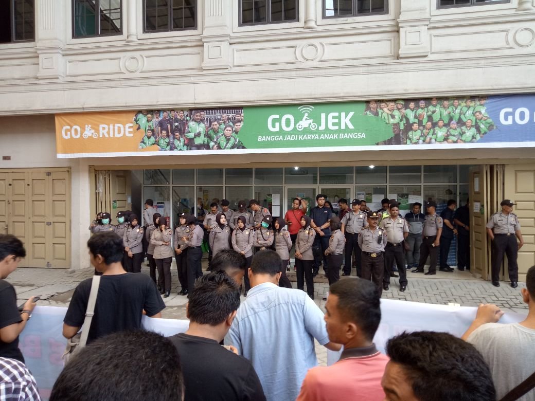 Kanit Sabhara Polsek Medan Baru Pimpin PAM Unras di kantor Gojek Medan