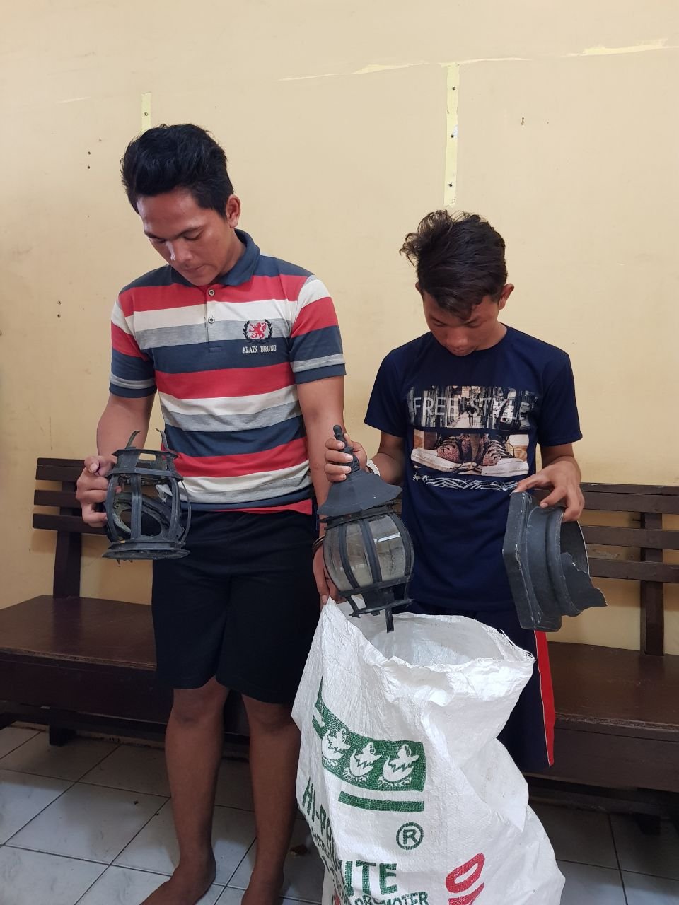 Dua ABG Curi Lampu Taman Reflika Untuk Beli Sabu