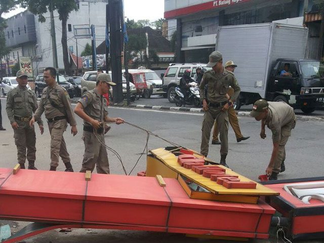 Pemko Medan Kembali Teribkan Puluhan Reklame Langgar Aturan