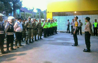 Tim Gabungan Pemko Medan Bersama TNI-Polri Tertibkan Asmara Subuh