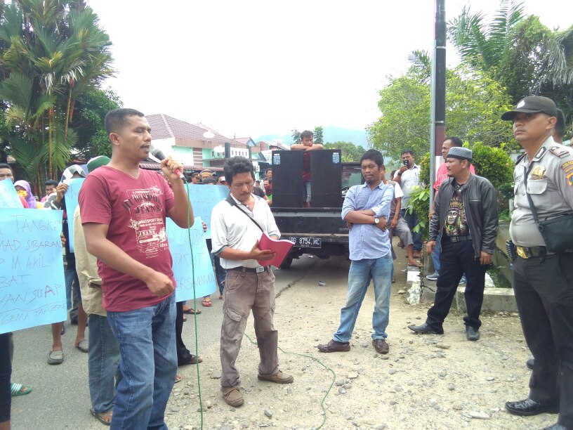 Kasus Suap Bupati Tapteng, GEMA Tapteng Geruduk Gedung DPRD