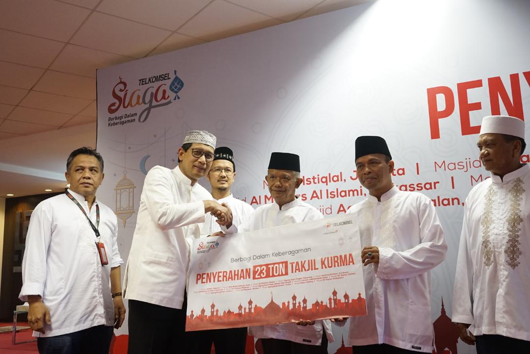Telkomsel Berikan 23 Ton Kurma Ke 15 Masjid