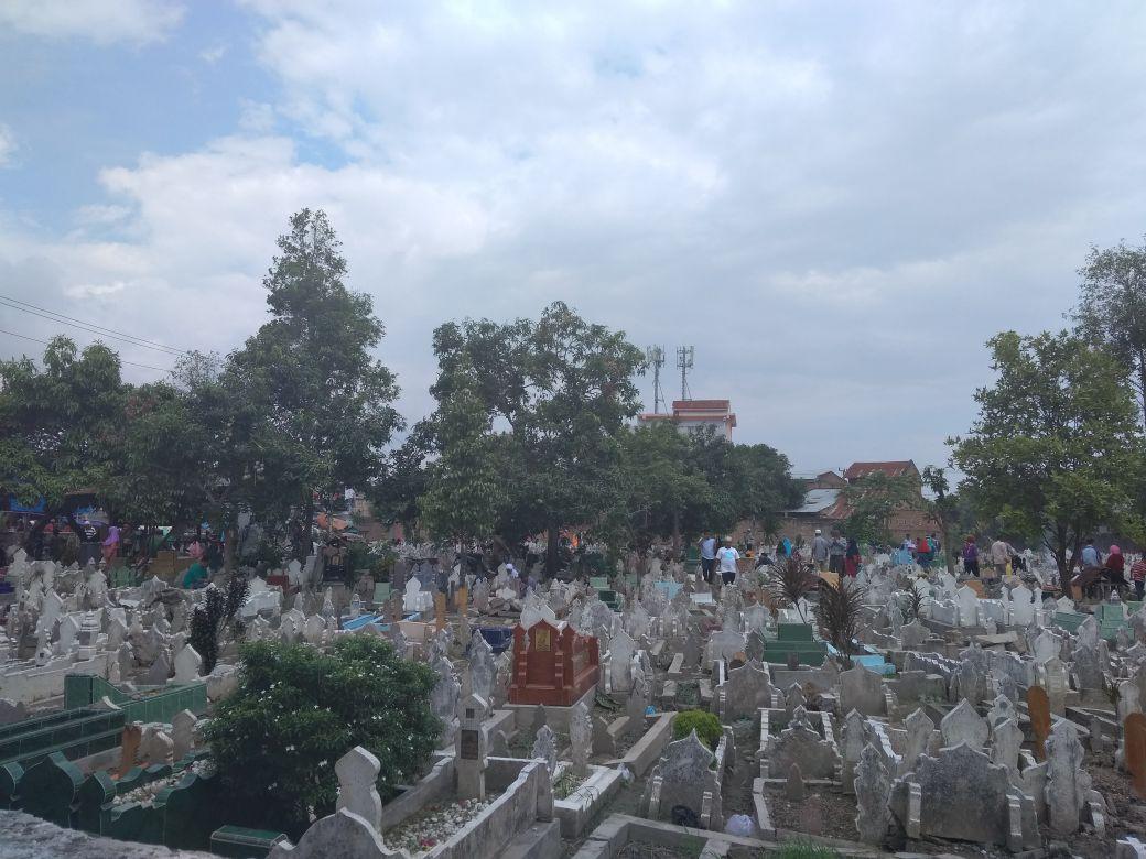 Kuburan di Medan Terus Dipadati Peziarah