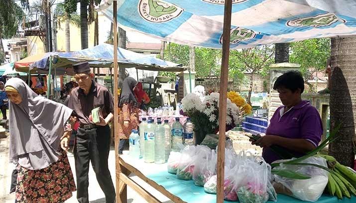 Pedagang Bunga Musiman Raih Omset Menjanjikan