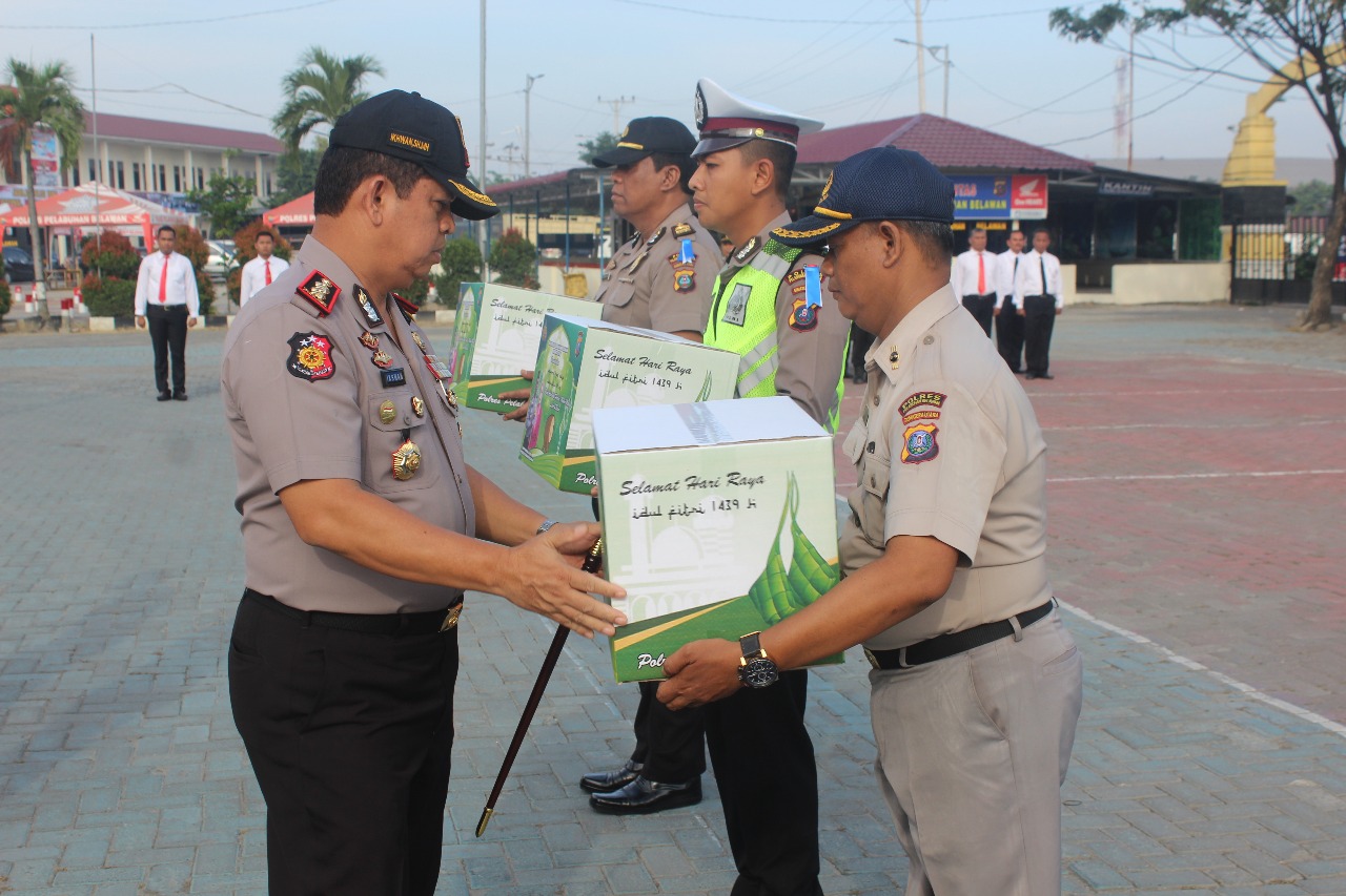 Kapolres Belawan Bagikan Paket Lebaran