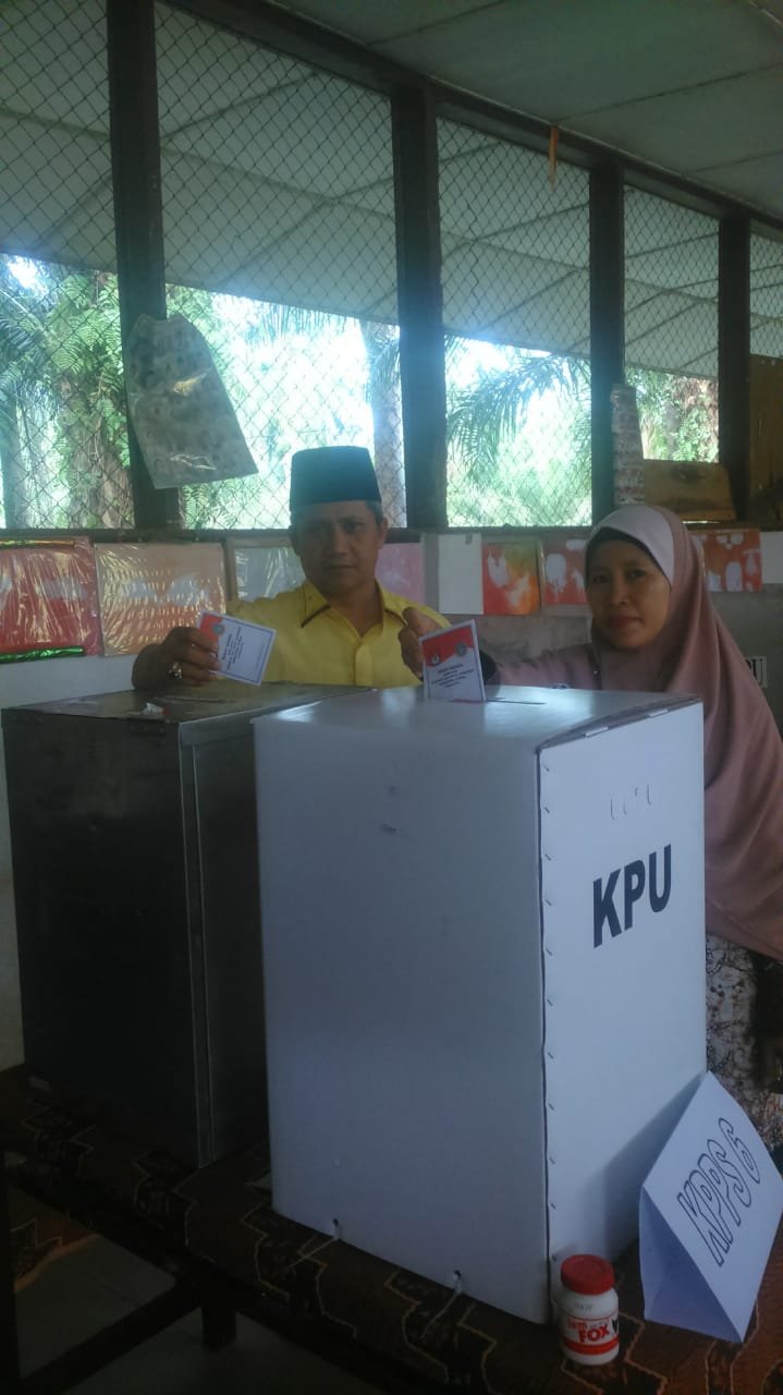 Darwis dan Keluarga Mencoblos di TPS III Desa Pulau SejukÂ 