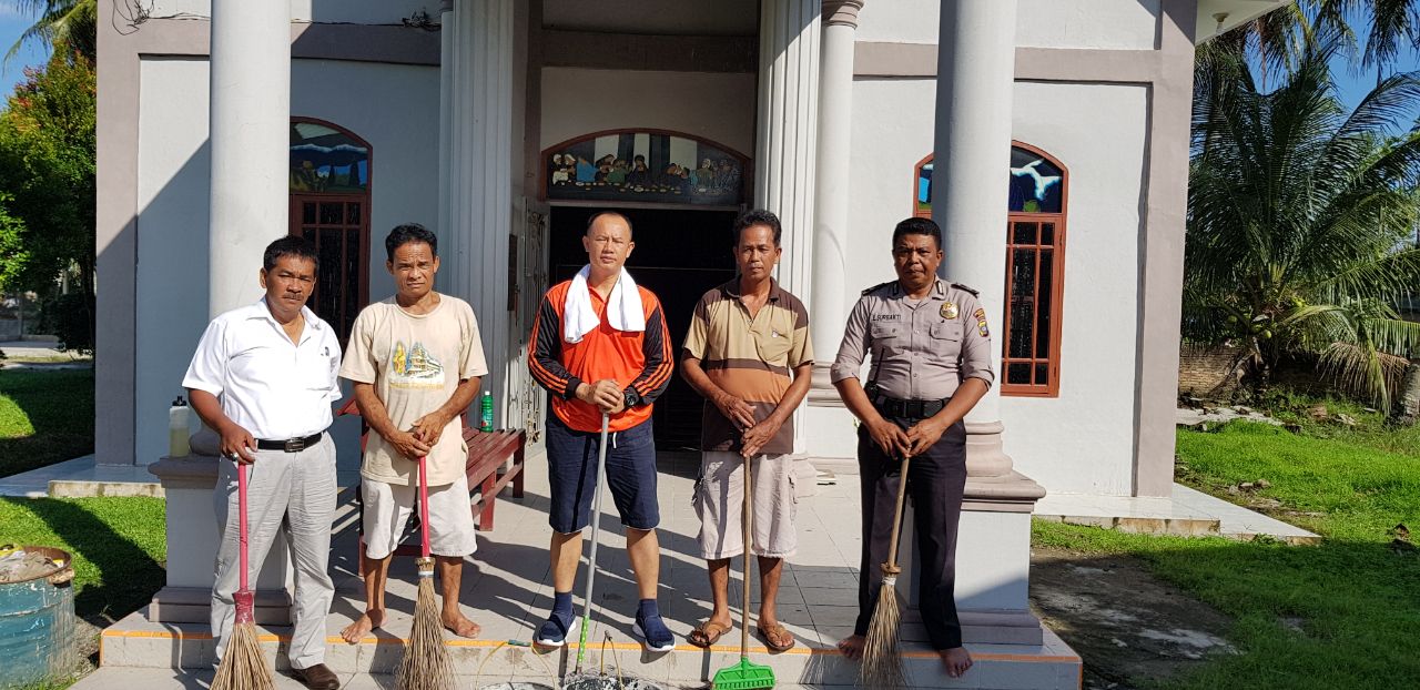 Kapolsek Kutalimbaru Pimpin Minggu Berkat Bersih bersih Rumah Ibadah