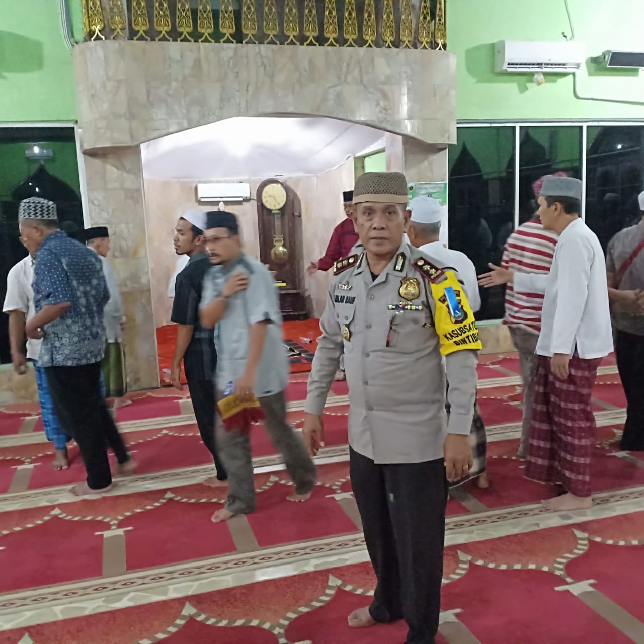 Kasat Binmas Polrestabes Medan Taraweh di Masjid Juang 45
