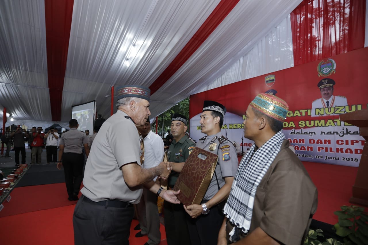 Aipda Ayatullah SH, Bhabinkamtibmas Polsek Medan Baru Salah Satu Perwakilan Penerima Bingkisan Kapolda Sumut
