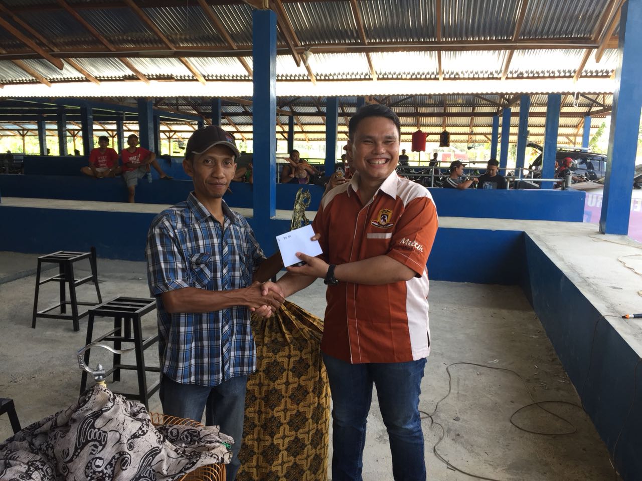 Kapolsek Delitua Berikan Piala Pemenang Lomba Kicauan Burung