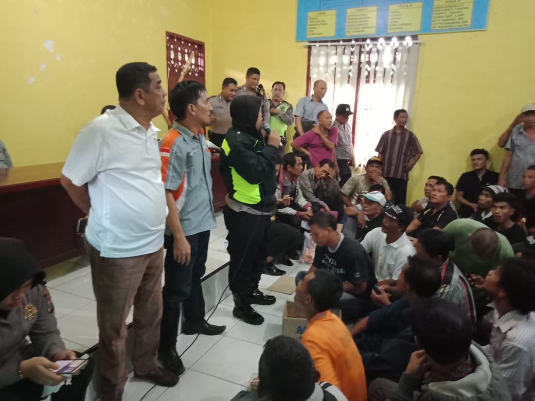 Kapolsek Medan Helvetia Beri Pengarahan Linmas Dalam Pengamanan TPS