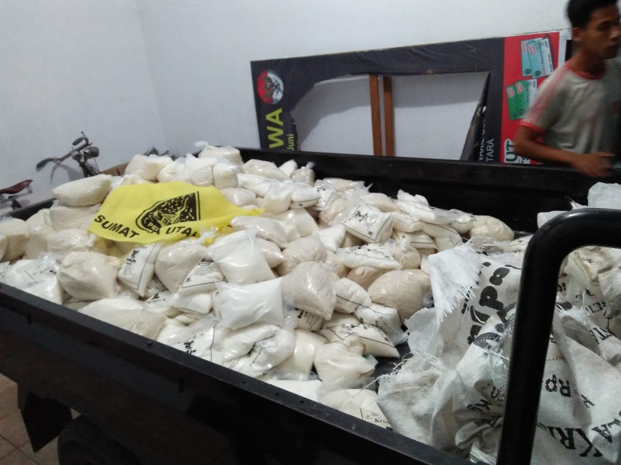 Sembako Gambar Djoss di Kantor Pendawa Digrebek Warga