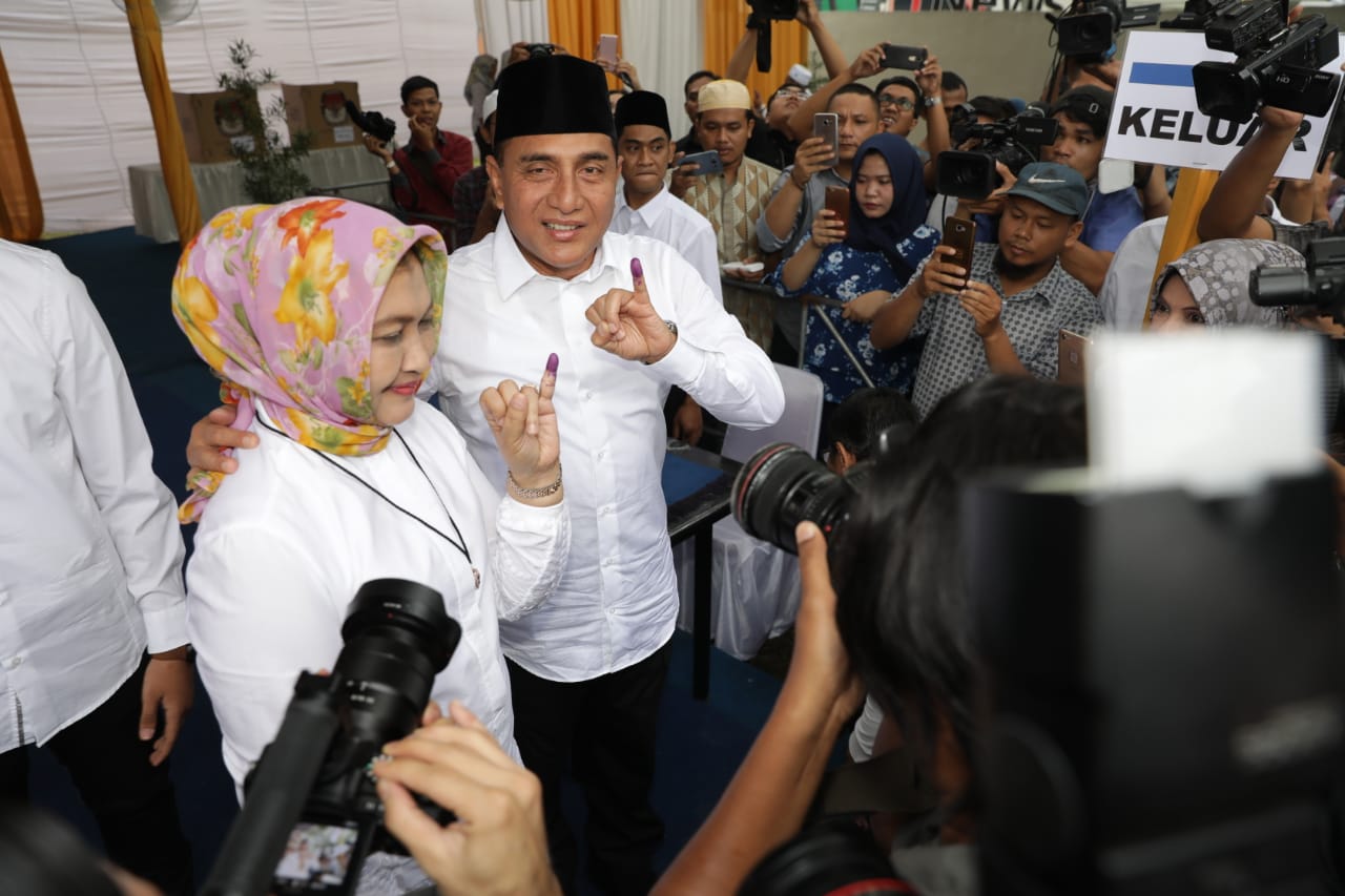 Nyoblos di TPS, Edy Bersama Istri Diserbu Warga