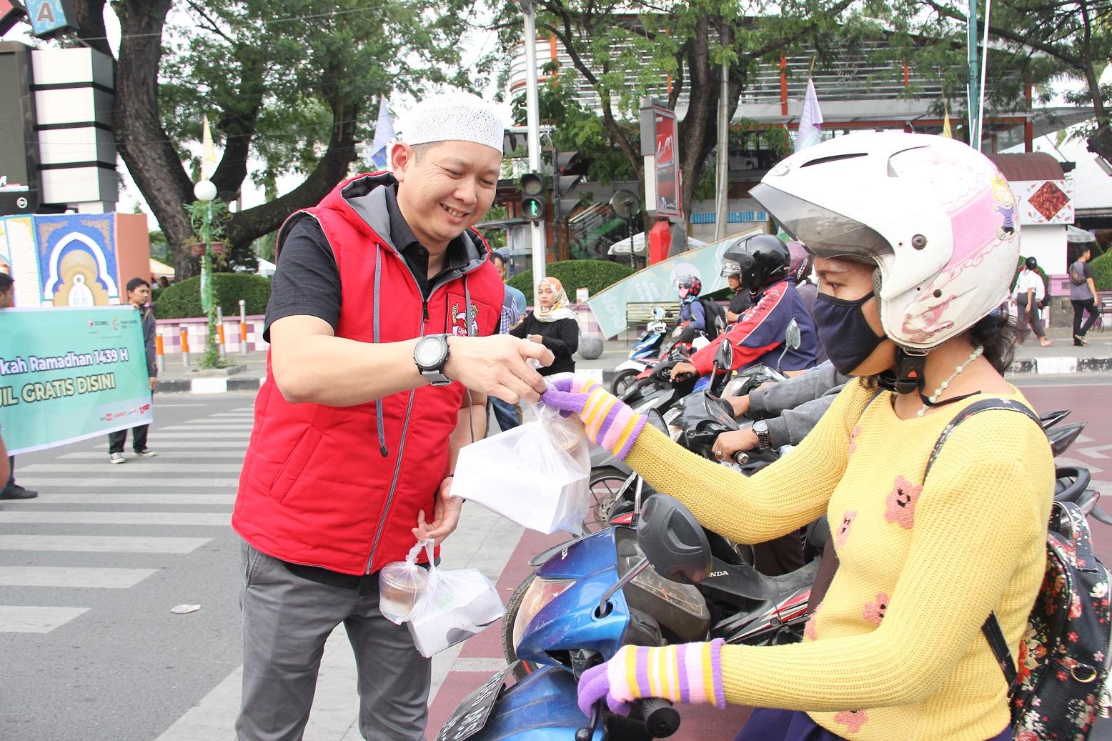 MT Telkomsel Bagi 1800 Takjil Gratis