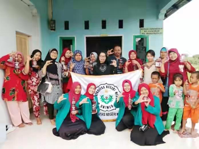 Tim PKM-M UNIMED Bina Masyarakat Pemulung, Ubah Botol Bekas Jadi Karya Seni