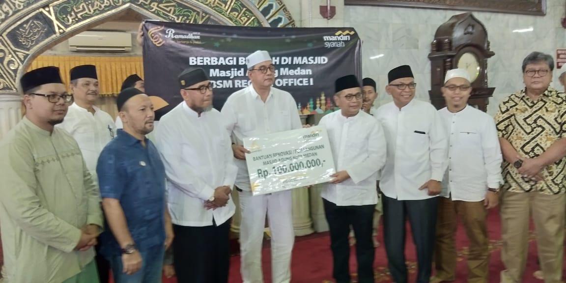 Bank Syariah Mandiri Bantu Pembangunan Mesjid Agung Rp100juta Dirut Kusman Yandi : Mesjid Agung Bisa Jadi Ikon Suamtera Utara