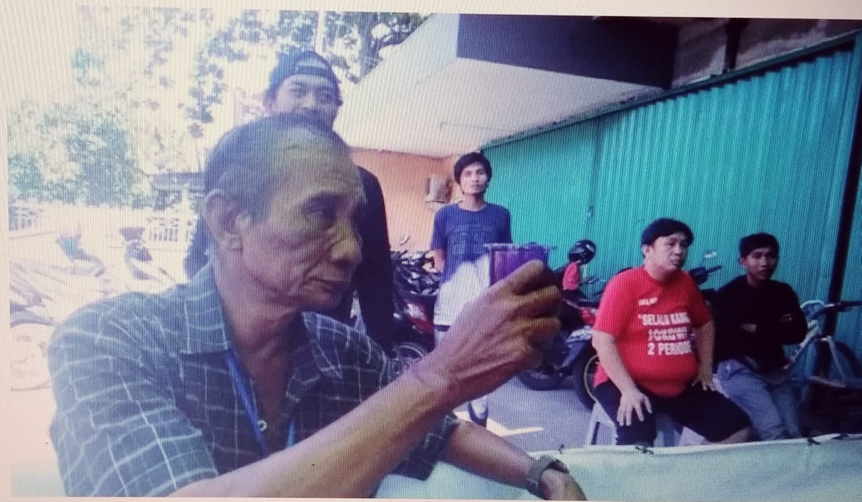 Ngantuk Berat, Anggota Linmas TPS Tenggak Kopi Rasa Tinta