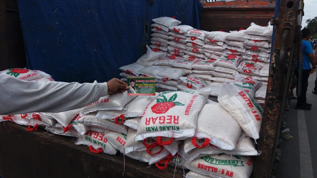 Warga Amankan Sembako Gambar Syamsul Arifin