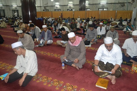 Iktikaf Malam 27 di Masjid Agung Medan Membludak