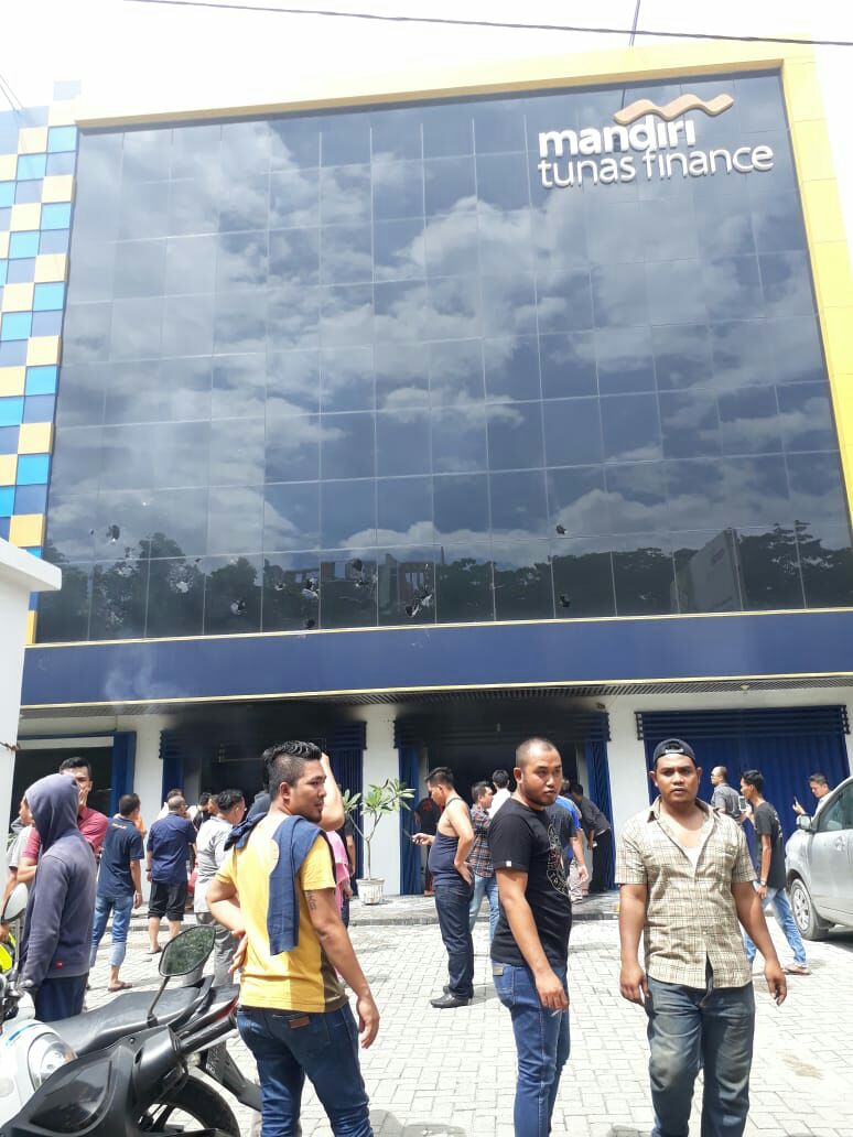 Tak Terima Mobil Ditarik Leasing, Konsumen Bakar Gedung Mandiri Tunas Finace