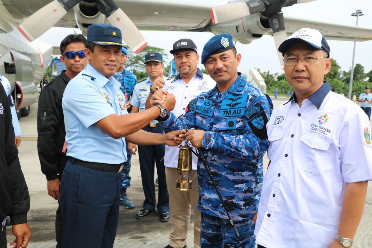 Danlanud Soewondo Menerima Api Sea Games Ke XVIII, Dari Marsma TNI Eko Dono Indarto Kepada Kolonel Pnb Dirk Potje Lengkey