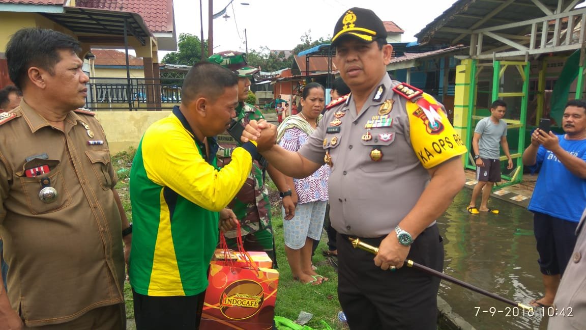 Kapolres Belawan Bantu Korban Banjir dan Angin Puting Beliung