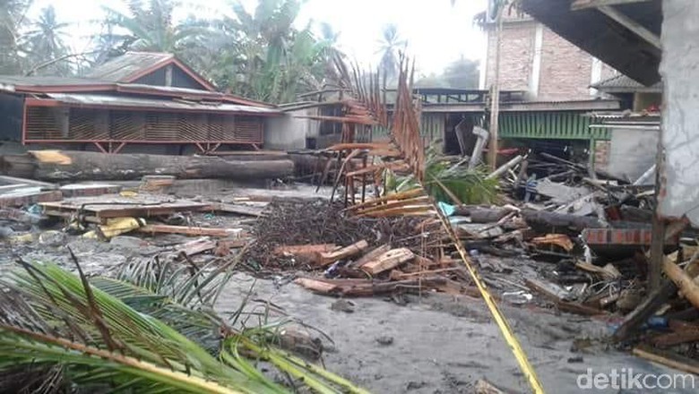 Gelombang Pasang, Rumah Hancur Berantakan