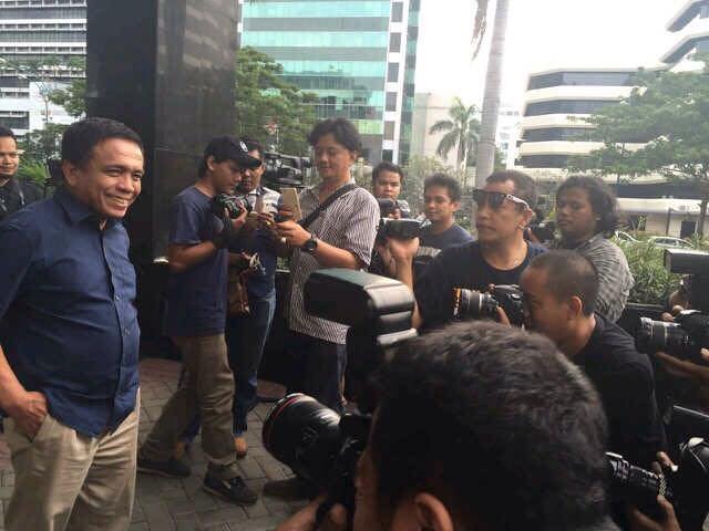 Suap Gubernur Aceh Irwandi Yusuf , Steffy Burase dan 5 Saksi MangkirÂ 