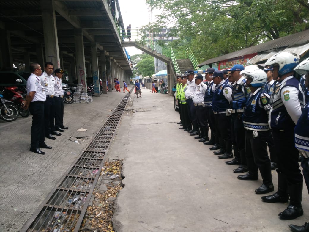 Dishub Medan Gembosi Ban Mobil Parkir Liar