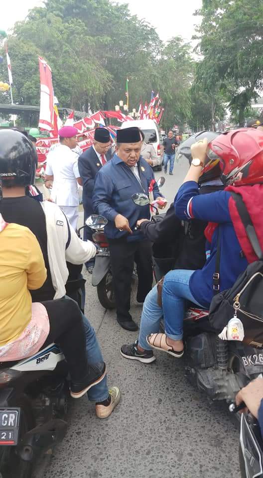 Eldin dan Pimpinan Dewan Bagi-bagi Bendera Merah Putih