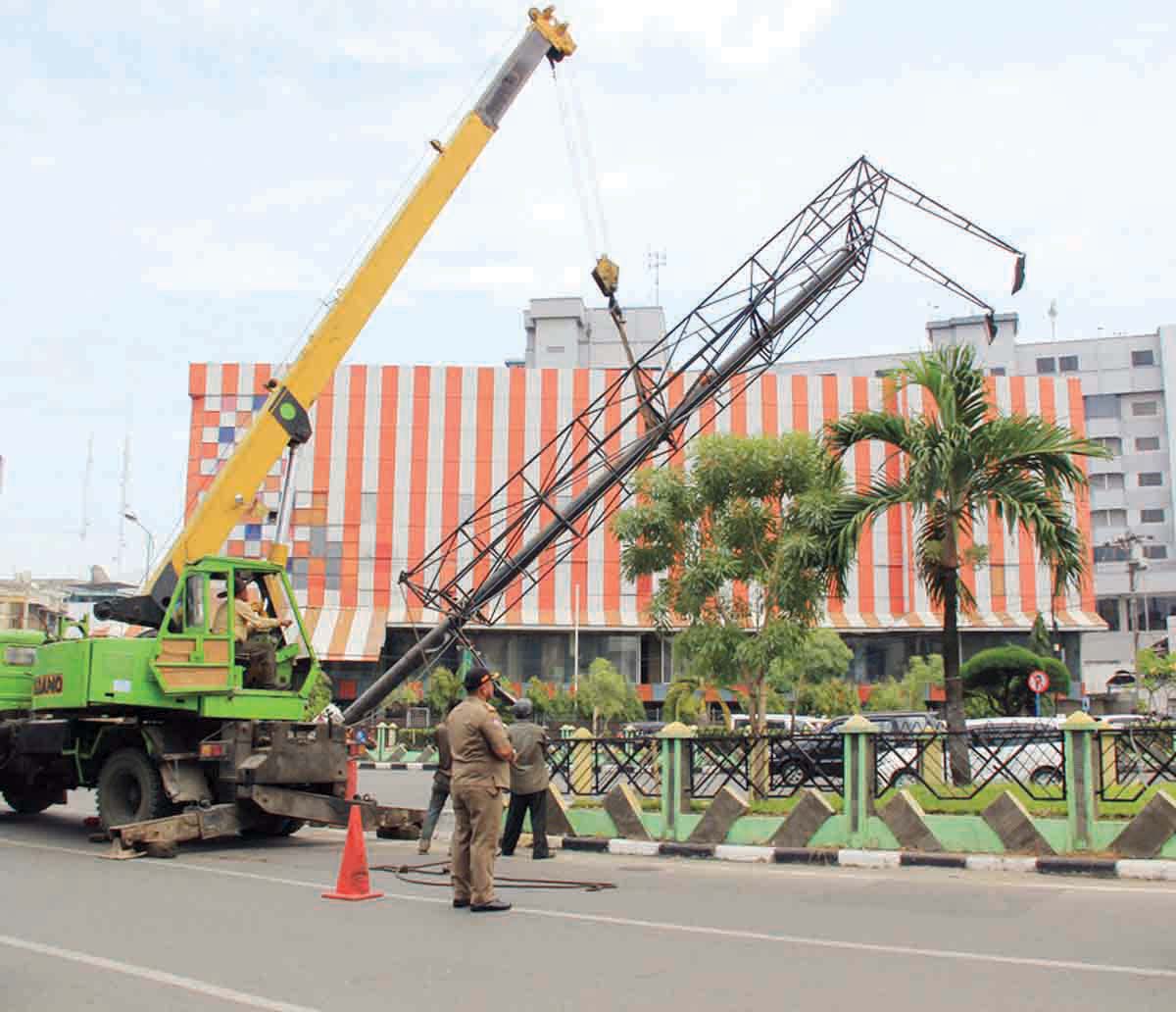 Papan Reklame di Bundaran Majestik Ditumbangkan