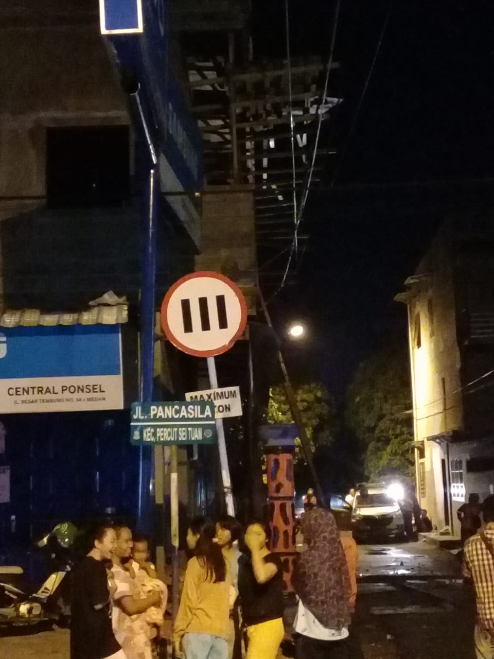 Warga Tembung Heboh Percikan Api Listrik diatas Bangunan