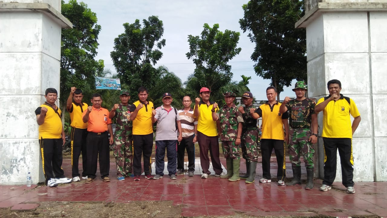Sambut Hari Kemerdekaan, Muspika Kutalimbaru Gotroy Bersihkan Taman Makam Pahlawan di Desa Lau Bakeri