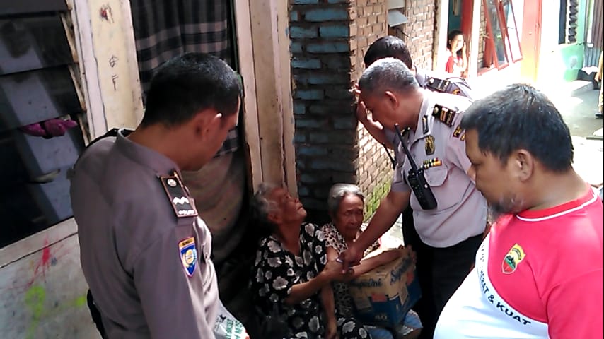 Polsek Medan Baru Berikan Tali Asih Kepada Warga Miskin