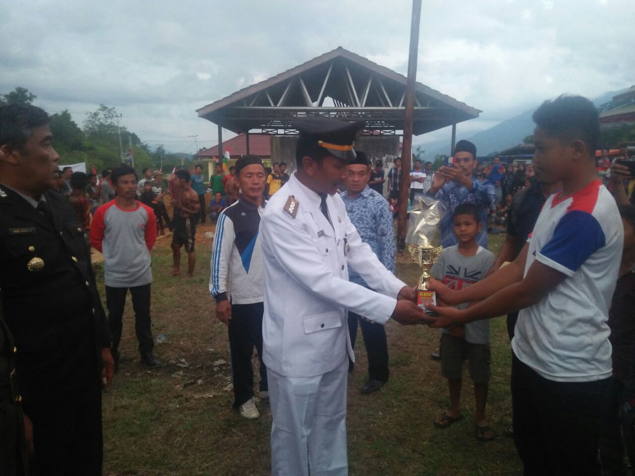 Turnament Volly HUT RI-73 Angrek Putih Boyong Piala Camat