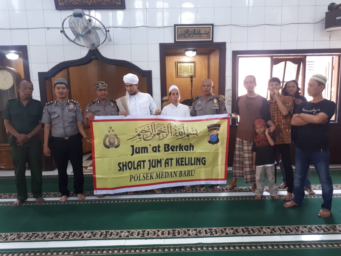 Polsek Medan Baru Beri Bantuan Kain Sarung di Masjid Ubudiyah Medan