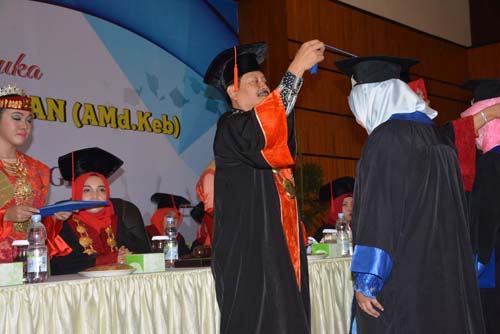 Mahasiswi Kebidanan Langkat Wisuda