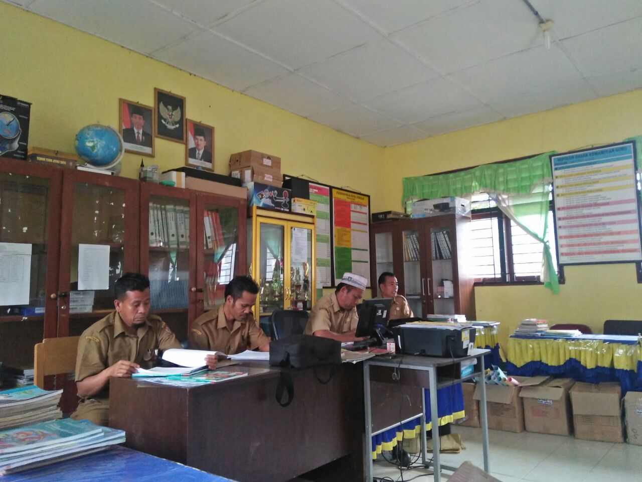 Mahasiswa KKN Bantu Mengajar di SDN 1 Putri Betung
