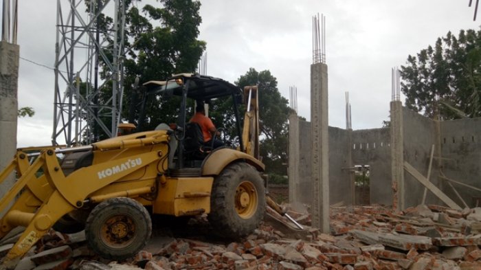 Satpol PP Robohkan Tiga Ruko Tak Miliki IMB