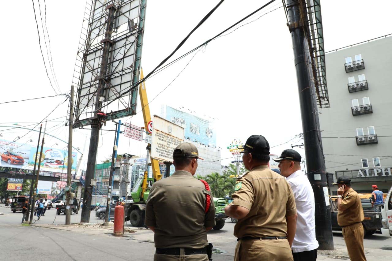 Eldin- Akhyar Tertibkan Papan Reklame Bermasalah