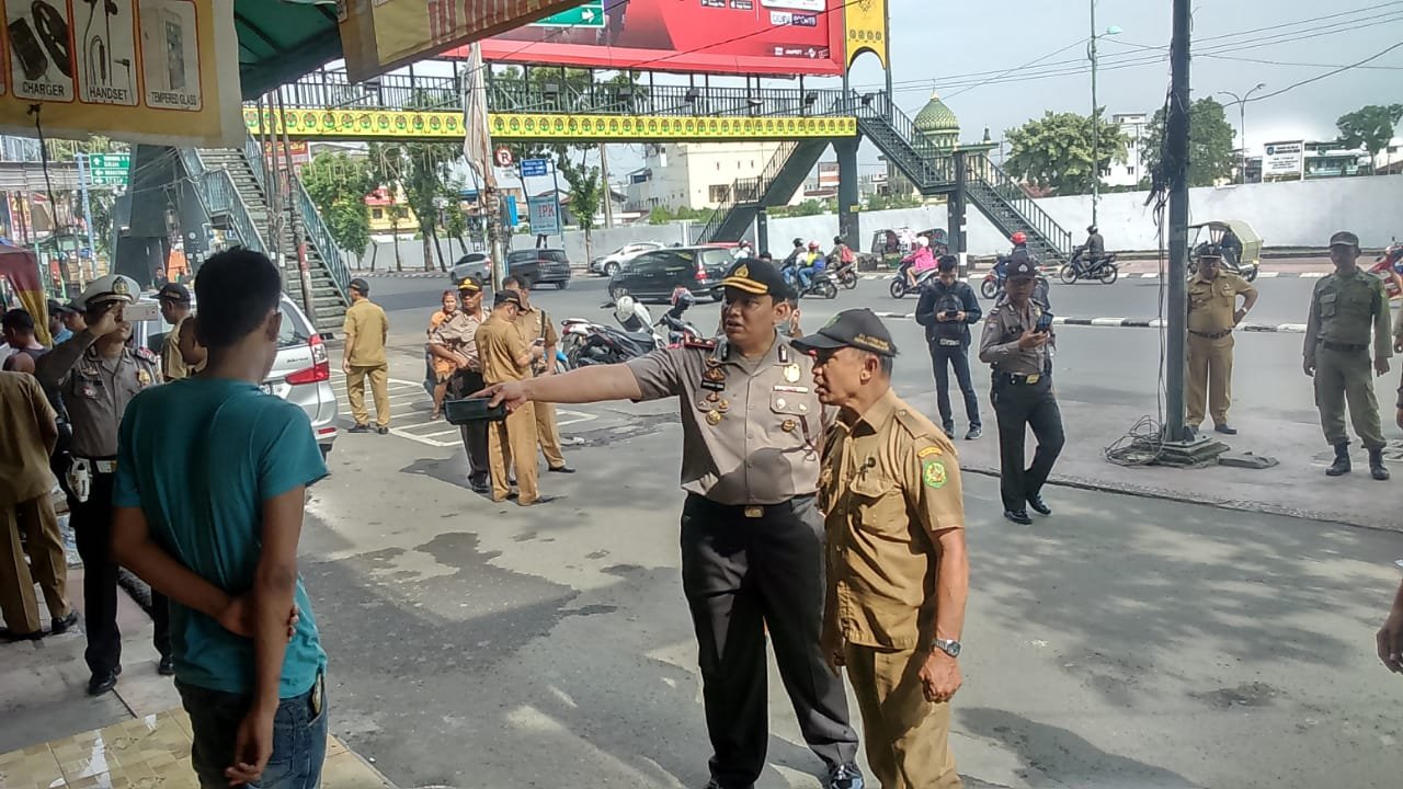 Cipatakan Ramah Lingkungan, Polsek Medan Baru Tertipkan PKL dan Tilang Kendaraan Parkir Sembarangan