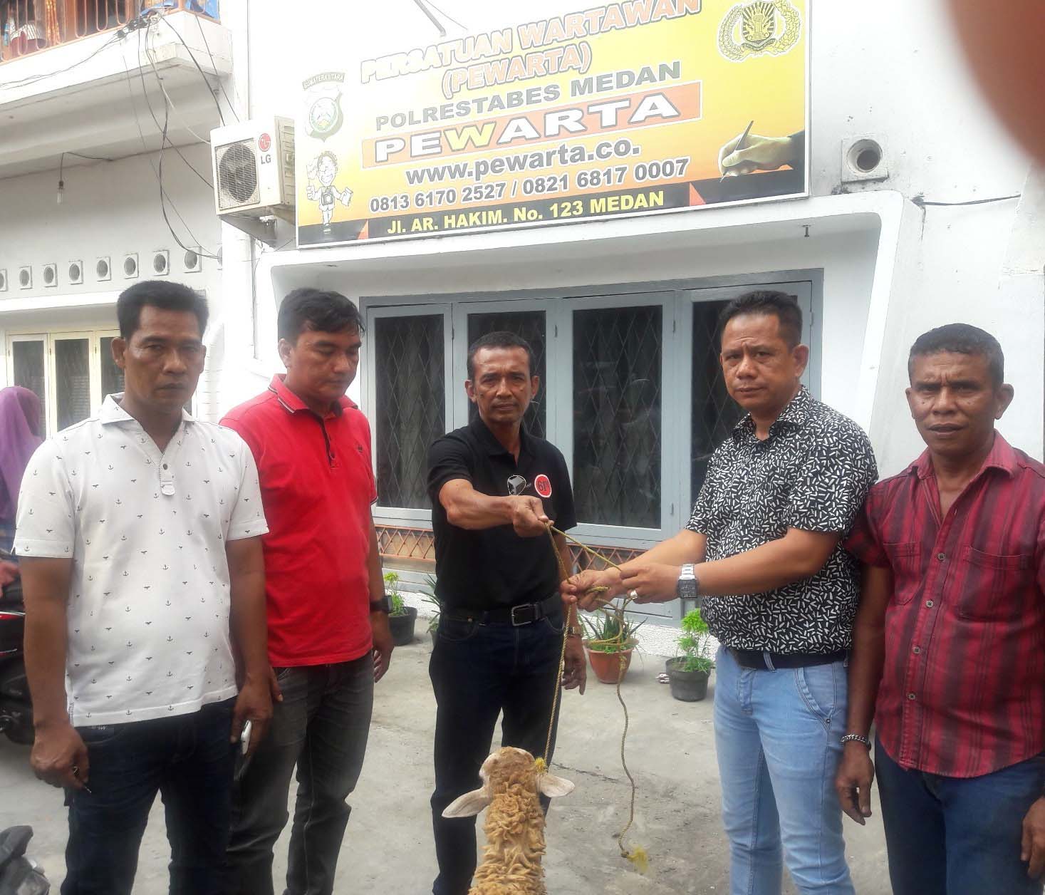 Berqurban, Pewarta Polrestabes Medan Serahkan Seekor Kepada BKM Musholla Al Ikhlas