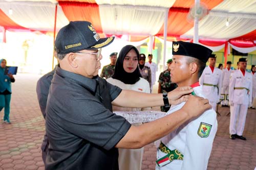 Soekirman Kukuhkan 44 Anggota Paskibraka