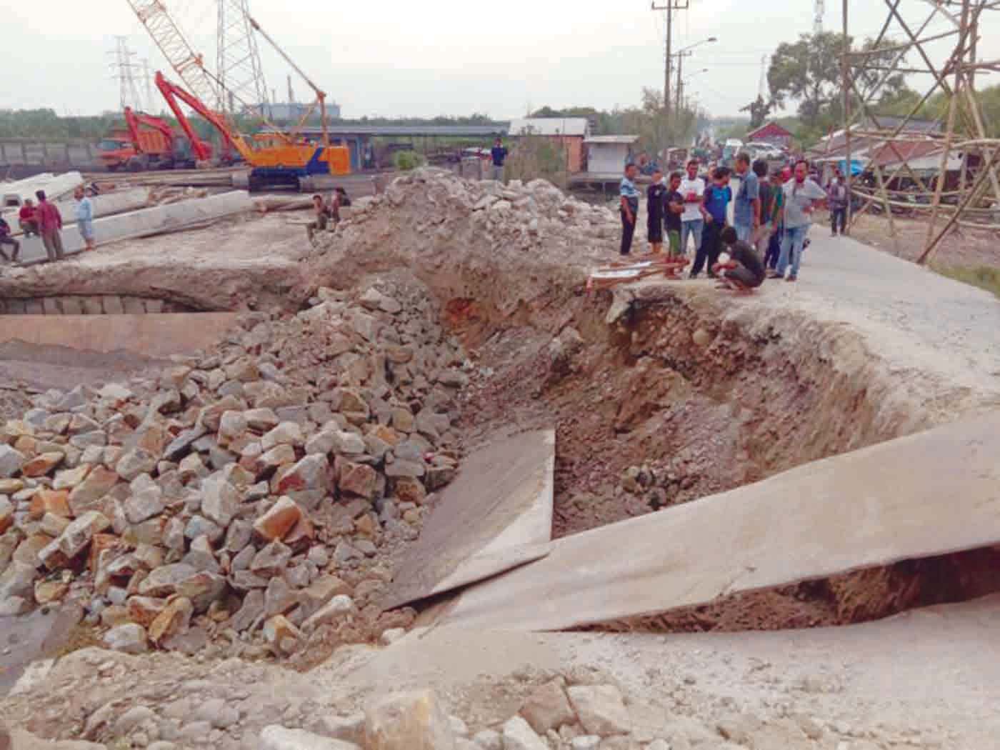 Titi Dua Sicanang Amblas, Â Dinas PU Medan Dituding Lalai