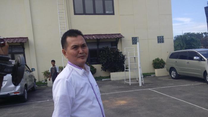 Musdalifah Pakai Baju Orange di KPK