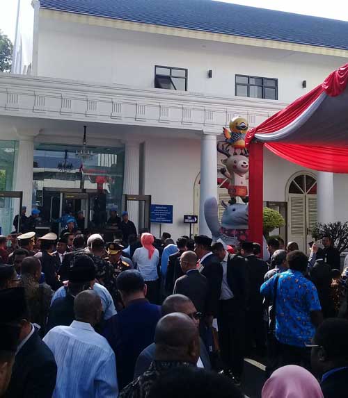 Ribuan Masyarakat Serbu Istana Presiden RI, Ada Apa ?