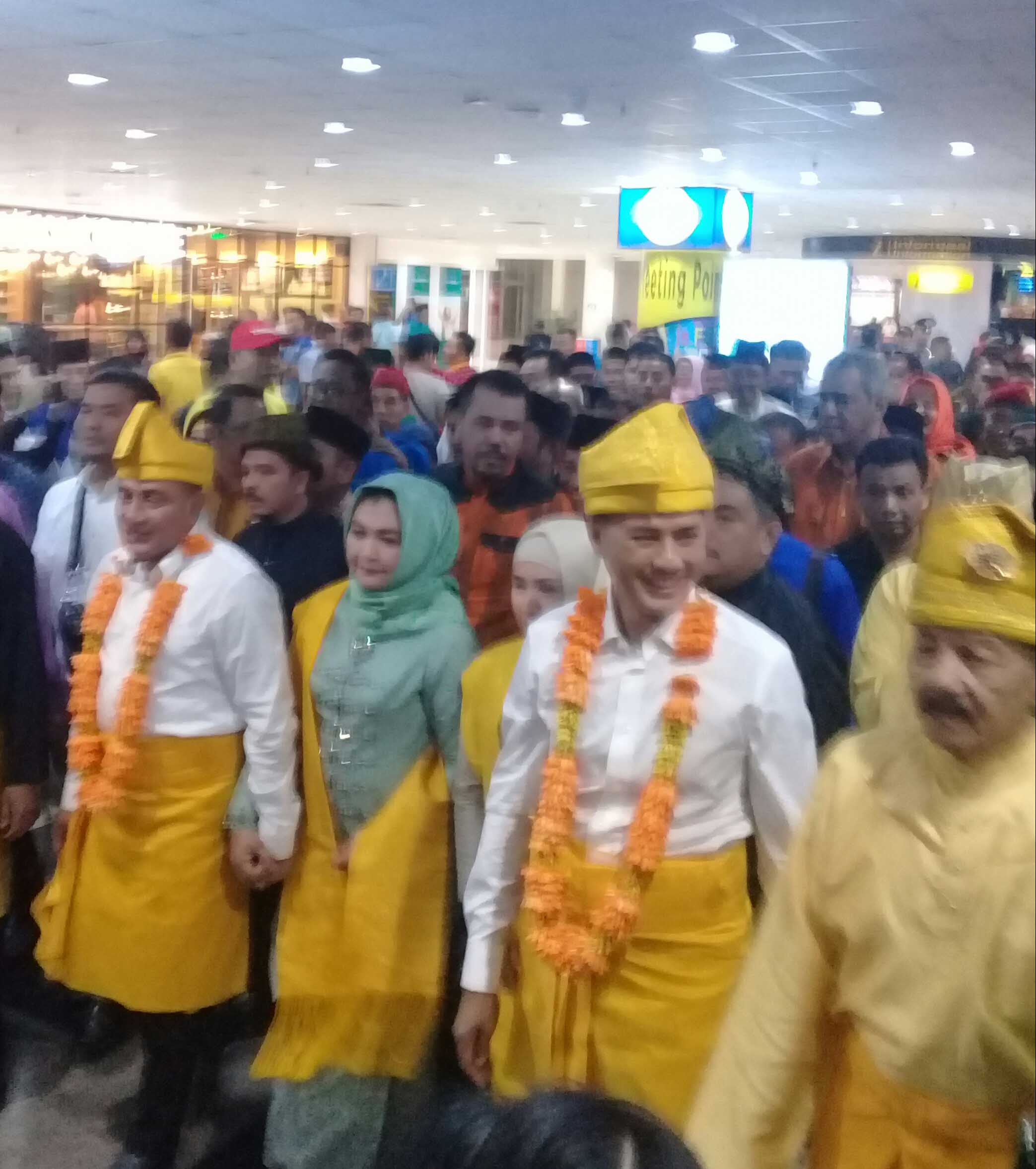 Ribuan Masyarakat Sambut Edy-Ijeck di Bandara KNIA